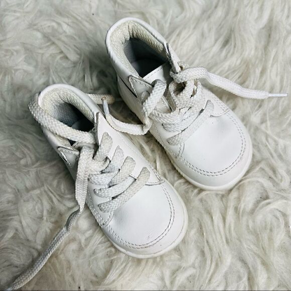 Classy white baby shoes size 4 W - Picture 11 of 13